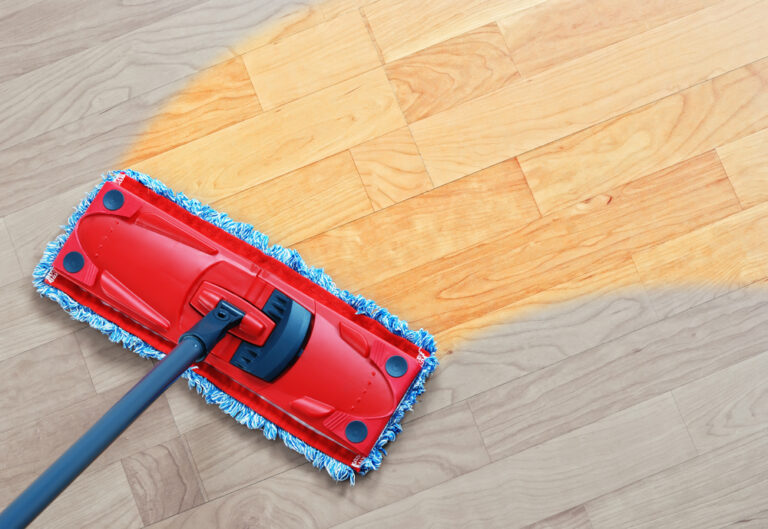 Como limpar piso laminado: Tirar manchas e deixar brilhando
